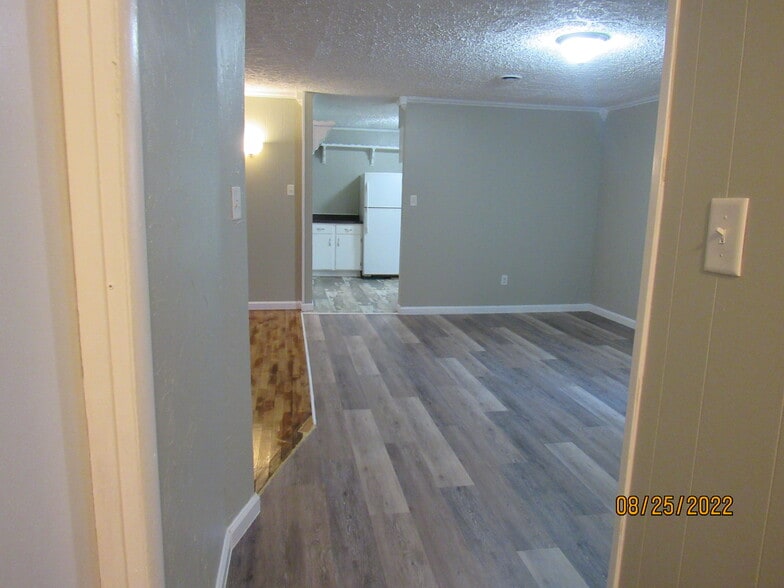 Building Photo - 2215 Macy Ave