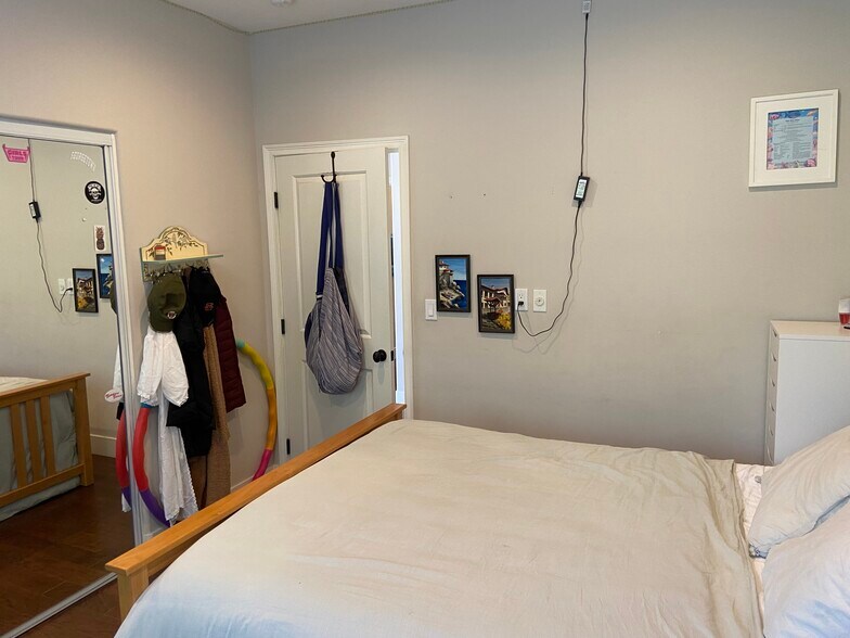 Building Photo - 4470 Stansbury Ave