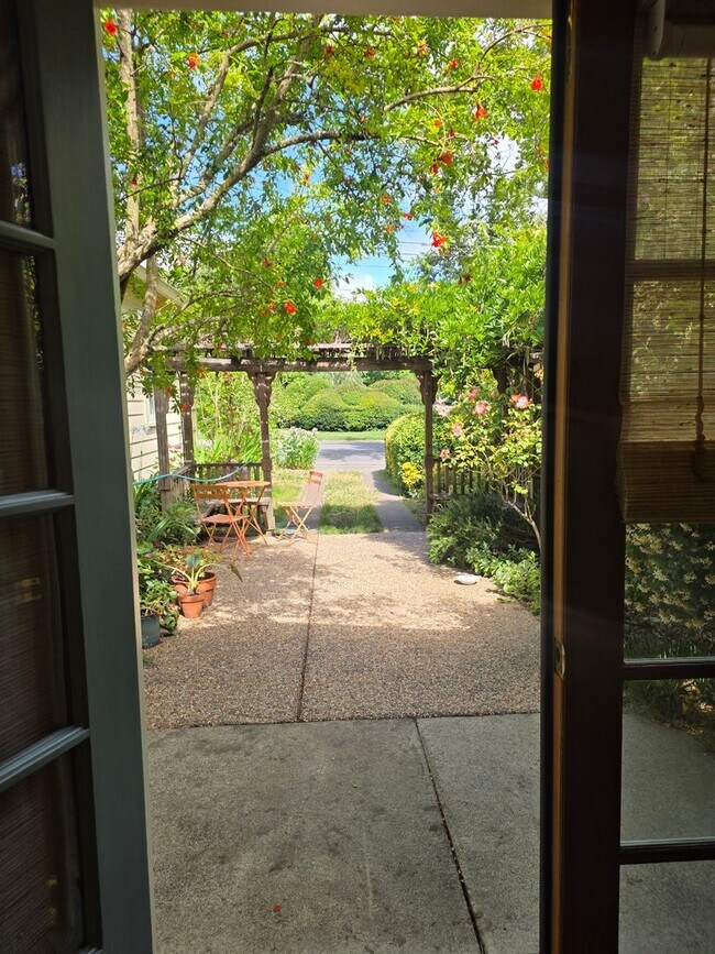 Building Photo - West Side Petaluma Garden Gem - 1 bed 1 bath