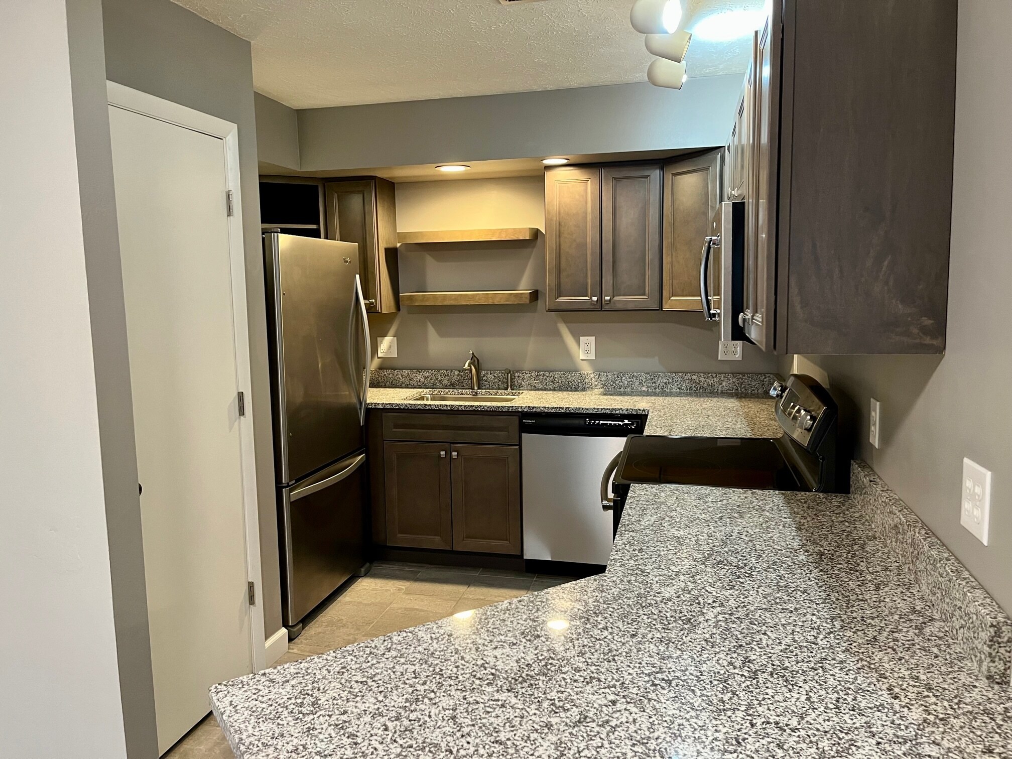 Building Photo - 302 E Grove St