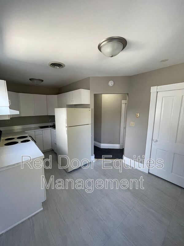 Building Photo - 434 N Maple St