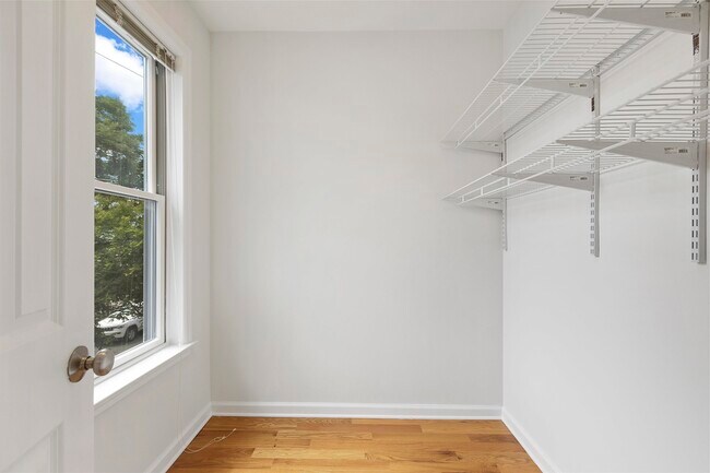 Building Photo - 437 Whiton St