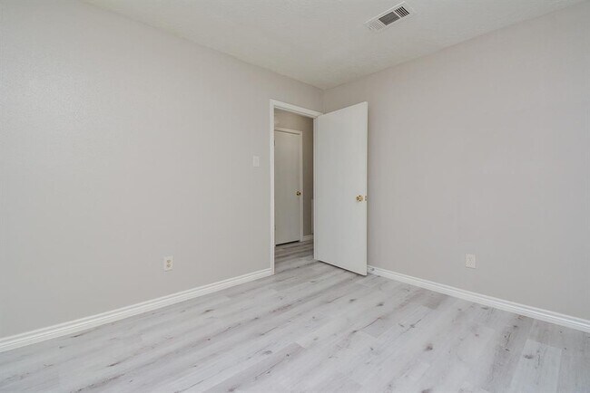 Building Photo - 9334 Golden Wood Ln