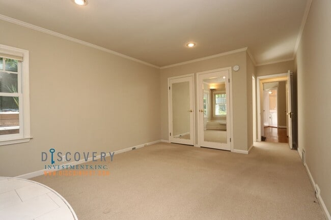 Building Photo - Piedmont Home with Bedroom Suite and Enclosed Yard