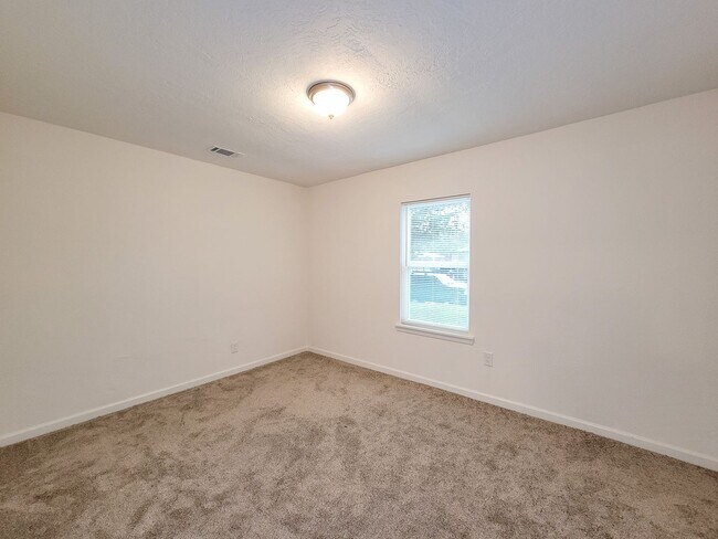 Building Photo - BEAUTIFUL REMODELED 3 BEDROOM 2 BATH WITH ...