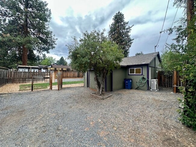 Building Photo - Great one bedroom unit in mid-town!  A mus...