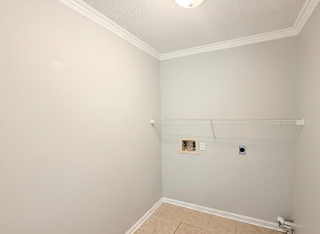 Building Photo - 236 Woodbridge Rd