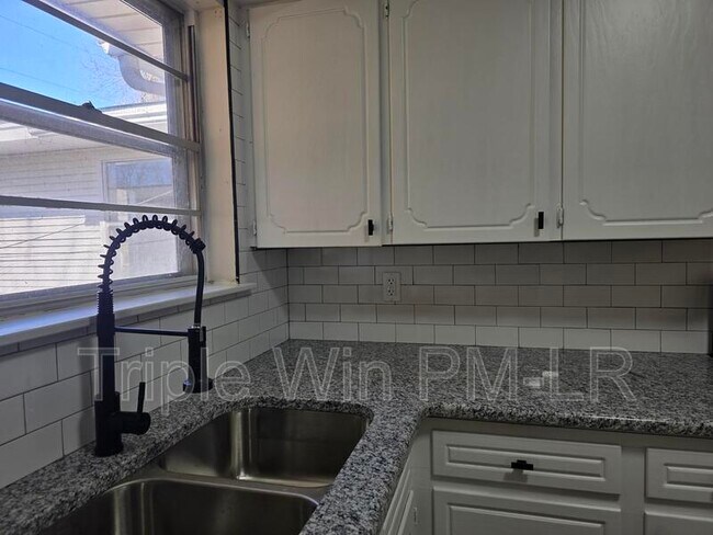 Building Photo - 1413 Nannette St