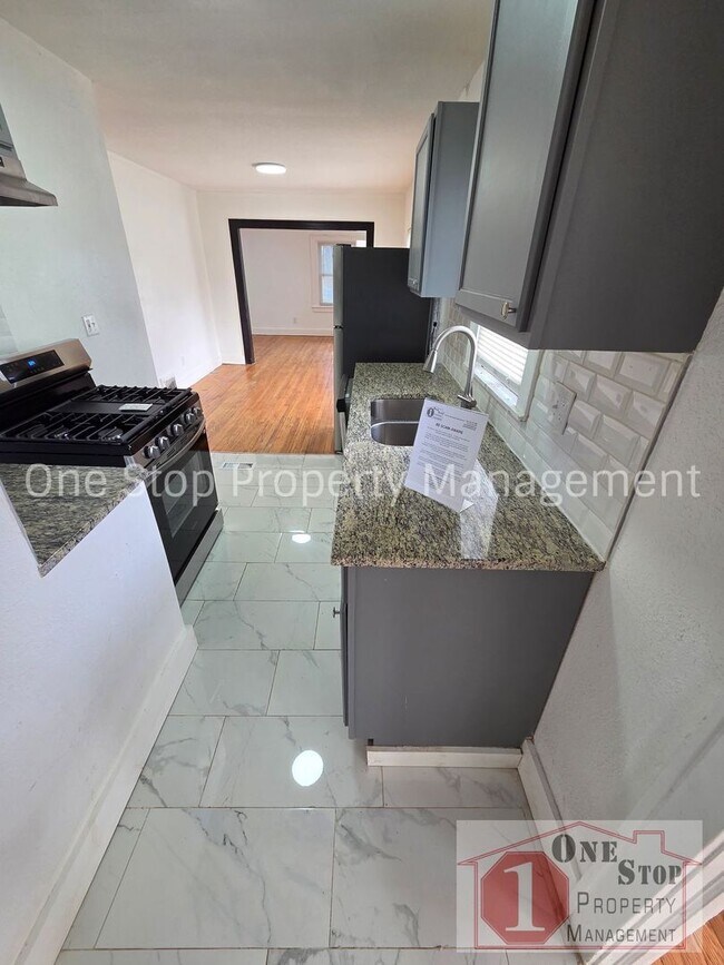 Building Photo - Beautiful 4 Bedroom 2 Bathroom in Kansas City!