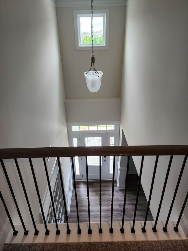 Building Photo - Like New Single Family Home minutes from B...