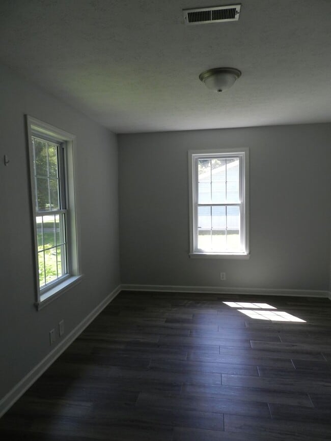 Building Photo - 204 Dyer Dr