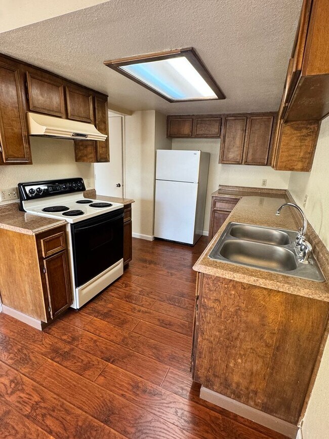 Building Photo - 1 Bed/1 Bath in Gated Community Condo