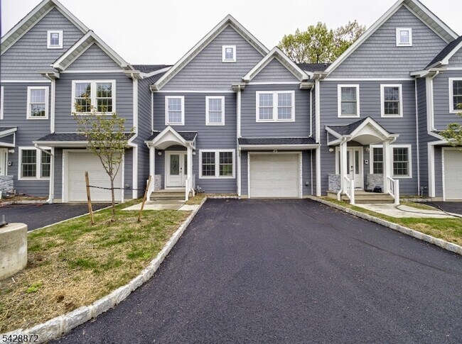 Building Photo - 8 Travers Ave
