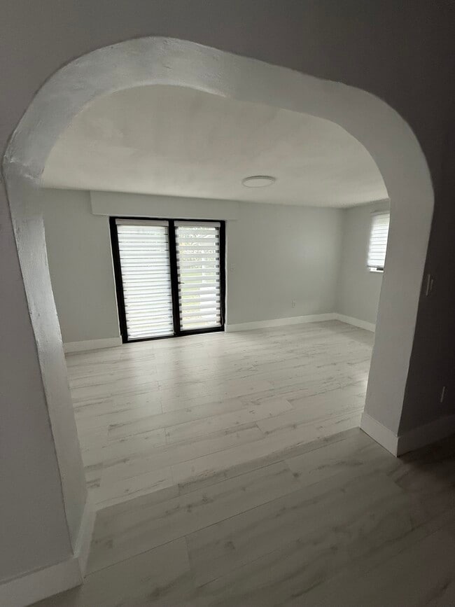 Den - 7142 SW 22nd St