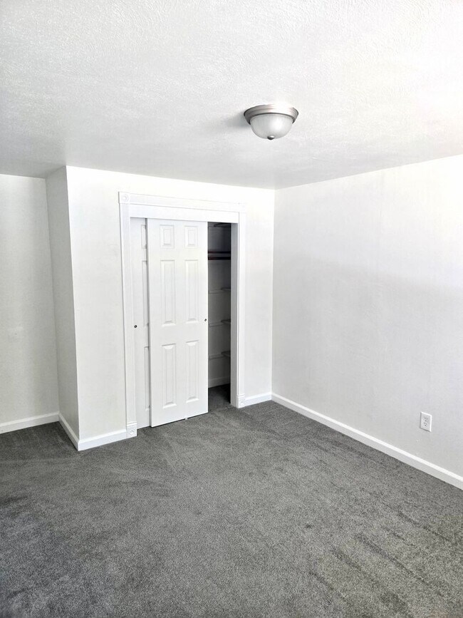 Building Photo - 3613 Grandview Dr W