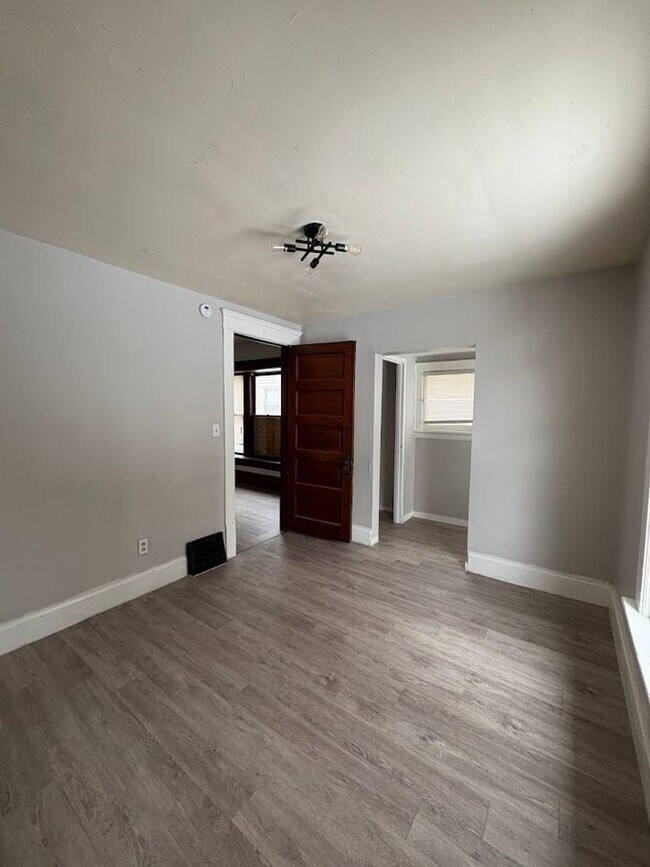 Building Photo - 96 Hall St