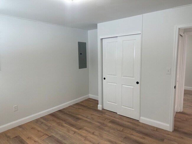 Building Photo - Renovated Pennsbury School District 4 bedroom 2 bath in North Park in Levittow PA Falls Twp.  Lar...