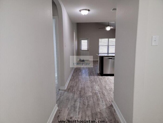Building Photo - Charming 4 beds 2.5 baths in San Antonio
