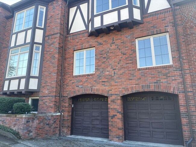 Building Photo - Exceptional 3 bed, 3 bath in Houghton Kirk...