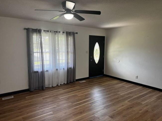 Building Photo - Updated 4 Bedroom Ranch in Established Nei...