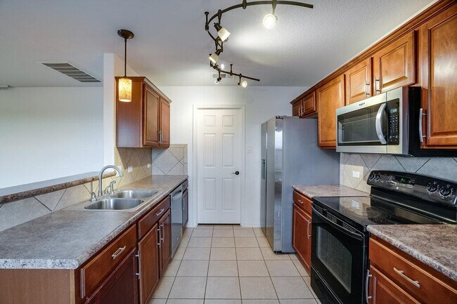 Building Photo - 1206 Hensley Dr