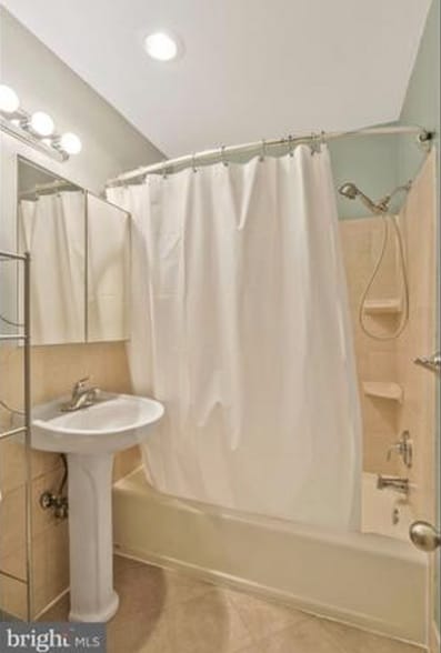 Building Photo - 3846 Lyndhurst Dr