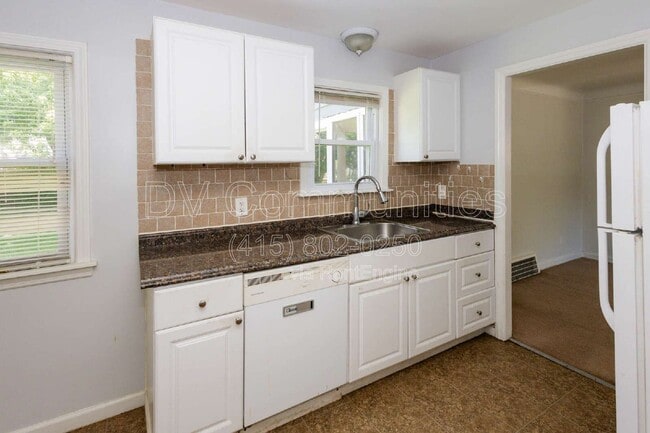 Building Photo - 4871 Oakland Dr