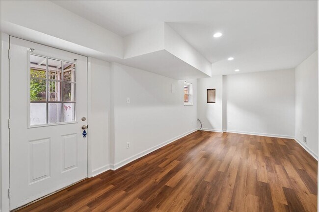 Building Photo - Remodeled in great location! 4 bedrooms 2 FB Walk to Metro