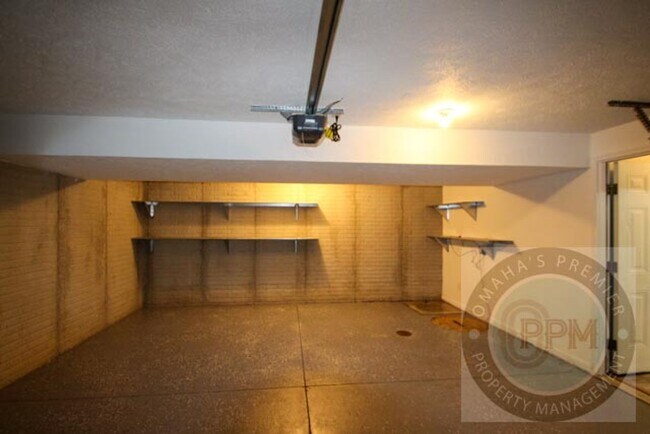 Building Photo - Beautiful 3Bd/2Ba Split entry in Omaha!
