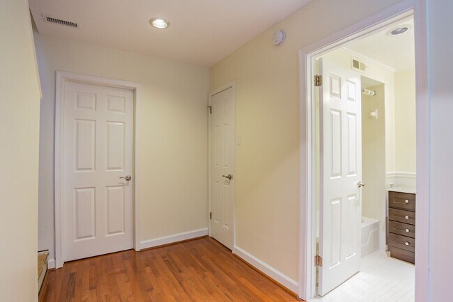 Building Photo - Beautiful 2 Bedroom, 2 Bathroom Historical Row Home