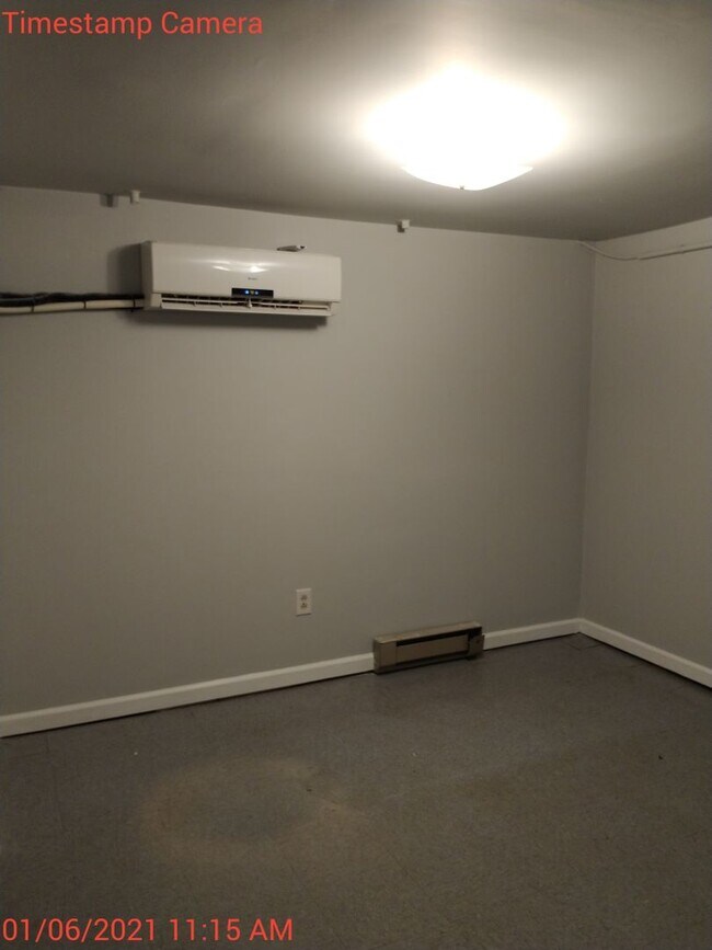 Building Photo - 2027-2028 9 bedroom / 4.5 baths  School Year Location PERFECT for students, in the heart of the UVA