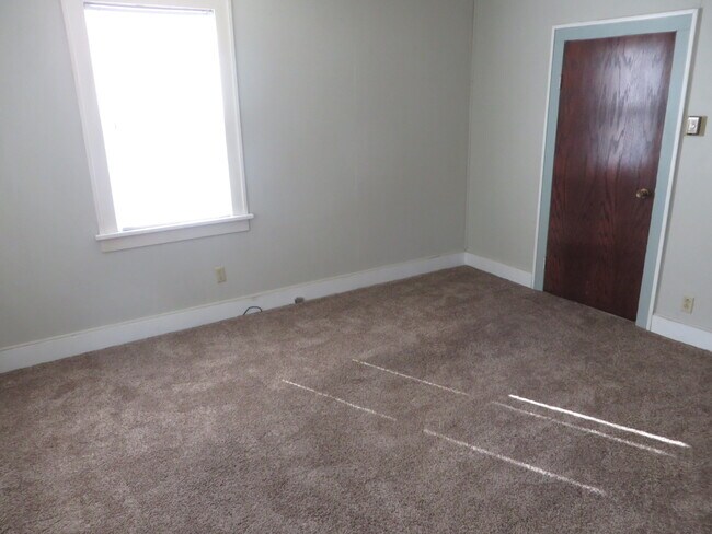 Building Photo - 1002 E 17th St