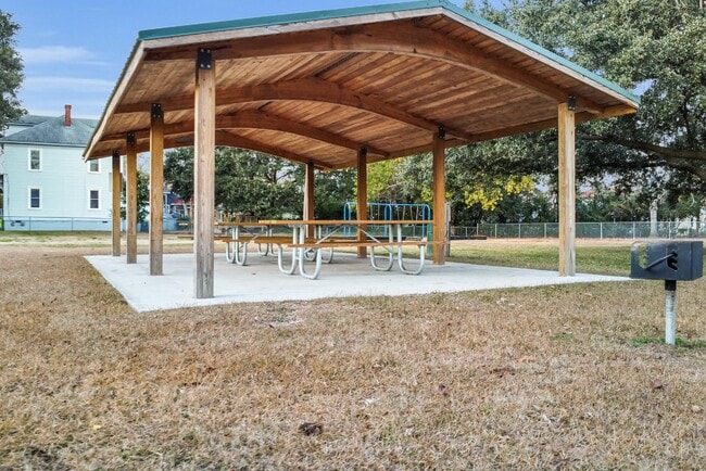 Building Photo - 1110 N Pasteur St