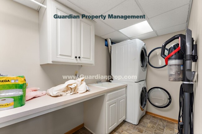 Building Photo - Move-in Special! Crystal Single Family Home, Fenced Yard, 2 Car Garage, Avail March