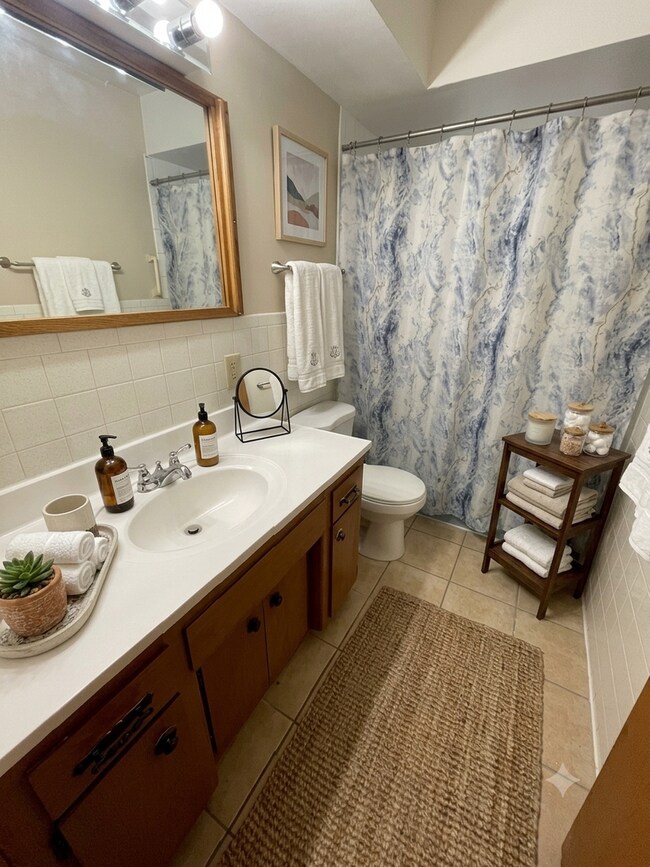 Building Photo - Charming & Bright 2-Bedroom Apartment in Milwaukee's Fairview Neighborhood!