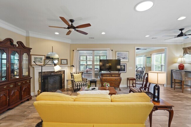 Building Photo - 10 Chicory Ct