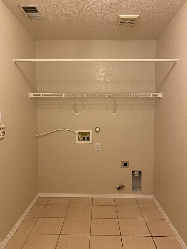 Building Photo - COMMUNITY POOL - LARGE 4 BEDROOM - Master Upstairs