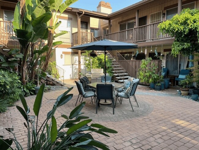 Building Photo - 2 BD 2 BA Condo in Intimate Gated Communit...