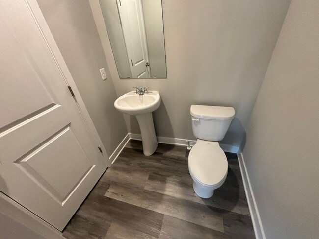 Building Photo - Beautiful Newer 3Br Woodbury Townhome