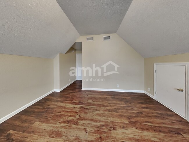 Building Photo - 913 Tom Hailey Blvd