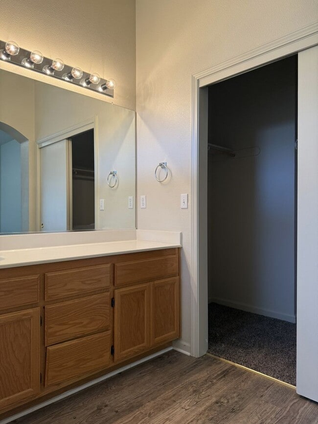 Building Photo - Available Now! Spacious home located in North Merced