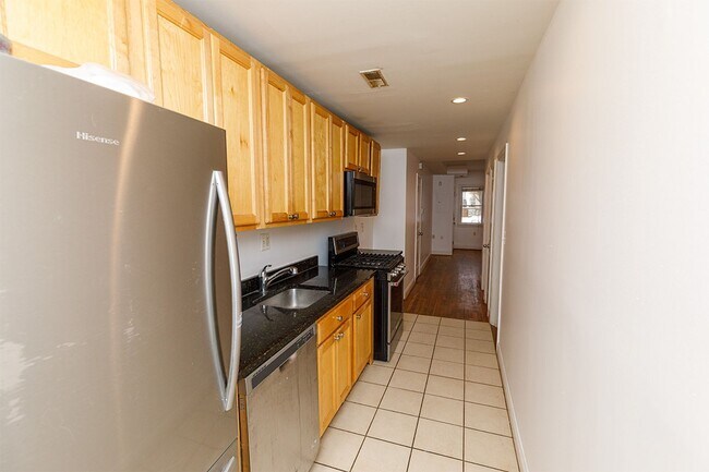 Building Photo - Conveniently Located 1 Bedroom Plus Den in Brookland