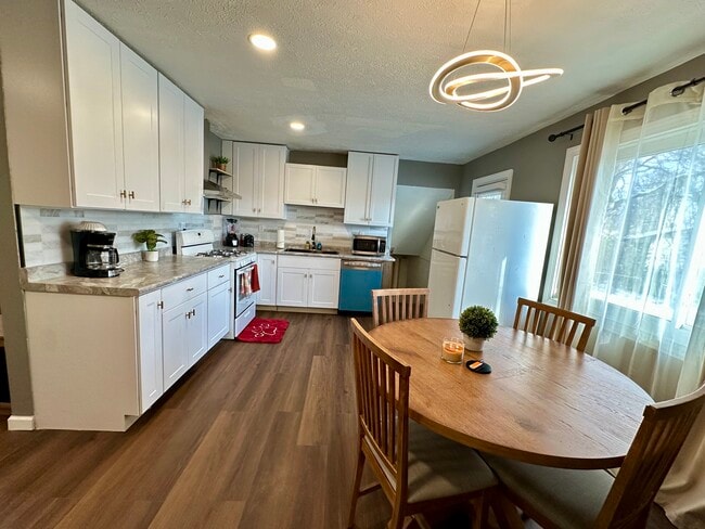 Building Photo - 4927 W Southern Ave