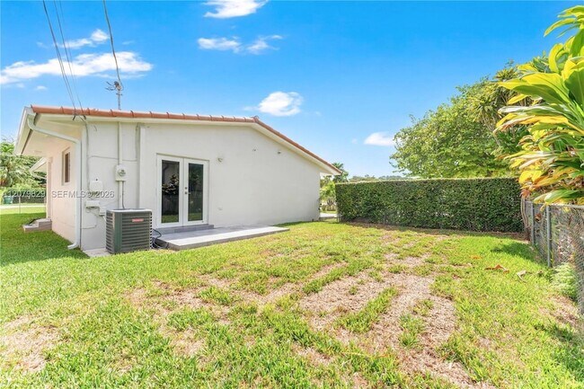Building Photo - 3250 SW 72nd Ct