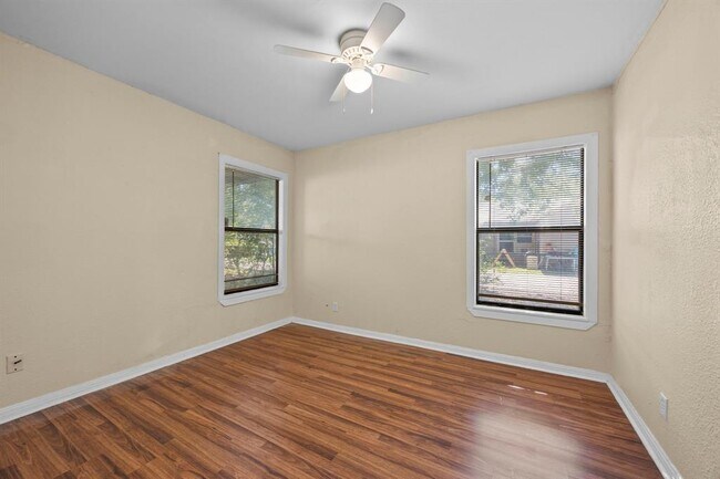 Building Photo - 906 W Dean Ave