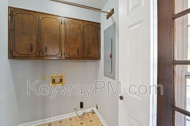 Building Photo - 255 Silver Maple Rd