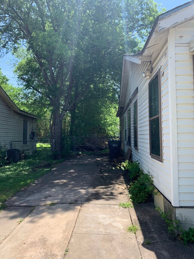 Building Photo - 3708 Pine Ave