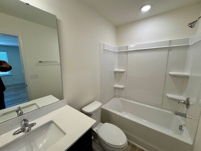 Building Photo - The Grove at Neill's Pointe