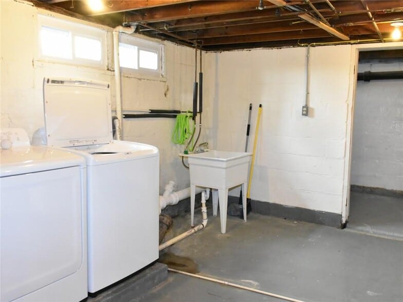 Building Photo - 351 Ravine St