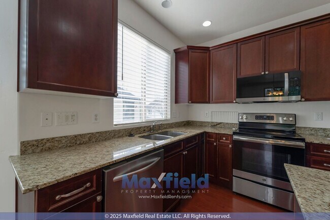 Building Photo - BRAND NEW CARPET - 6BD 4BTH 2GAR - Home in Lehi